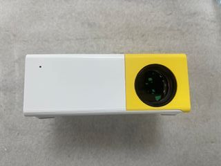 Mini proyector Vamvo LED portátil 06
