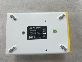 Mini proyector Vamvo LED portátil 06