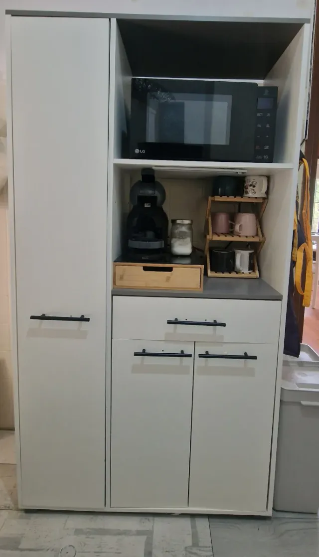 Alacena blanca y gris