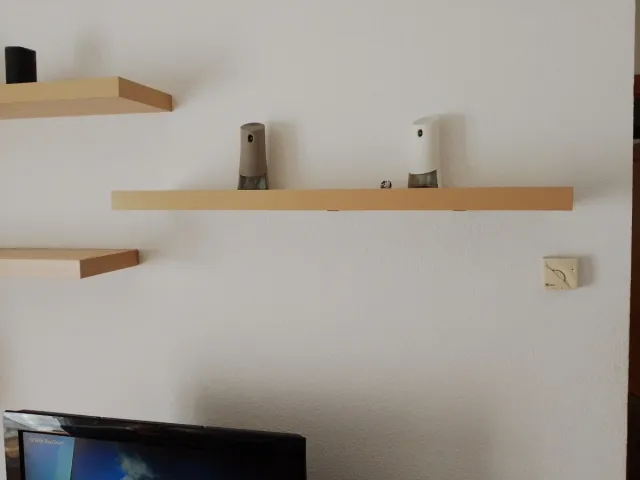 Estanterías flotantes madera y negro