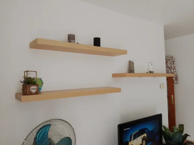 Estanterías flotantes madera y negro