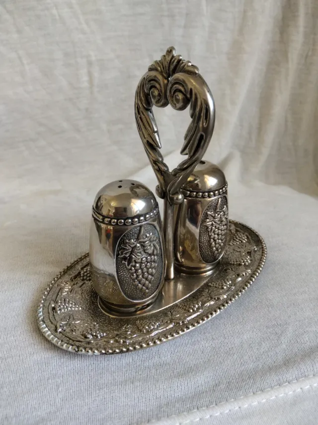 Saliera e pepiera con vassoio decorativo