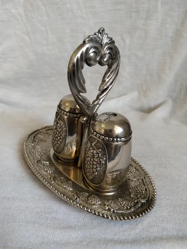 Saliera e pepiera con vassoio decorativo