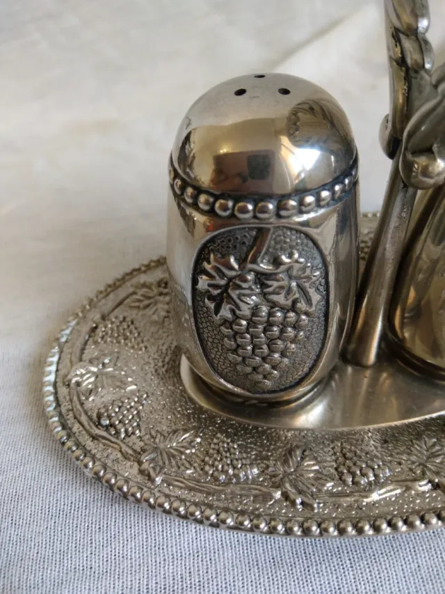 Saliera e pepiera con vassoio decorativo