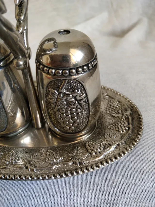 Saliera e pepiera con vassoio decorativo