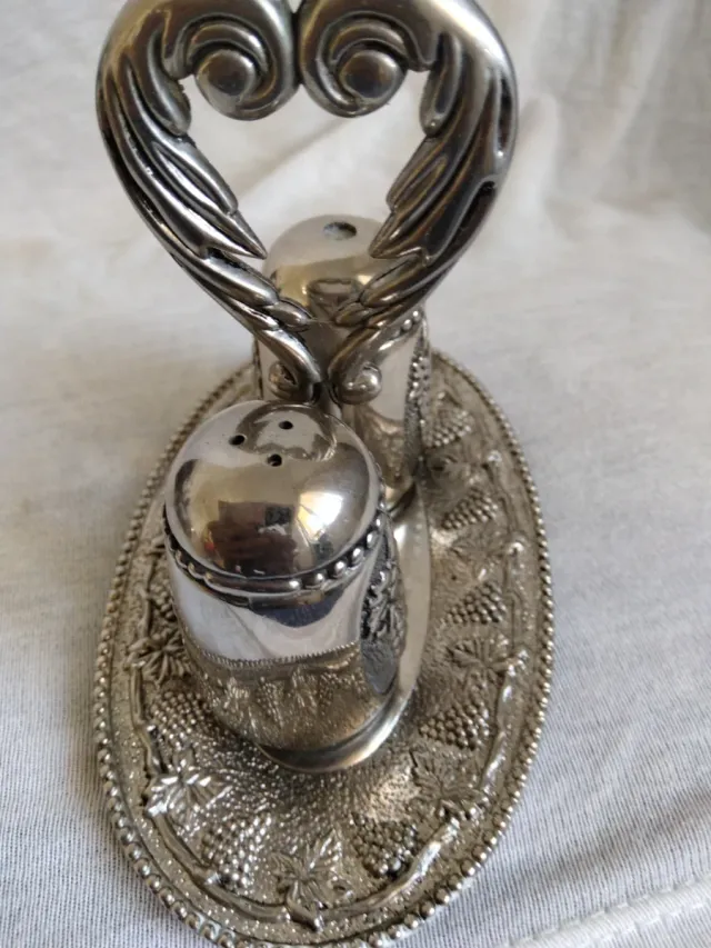 Saliera e pepiera con vassoio decorativo