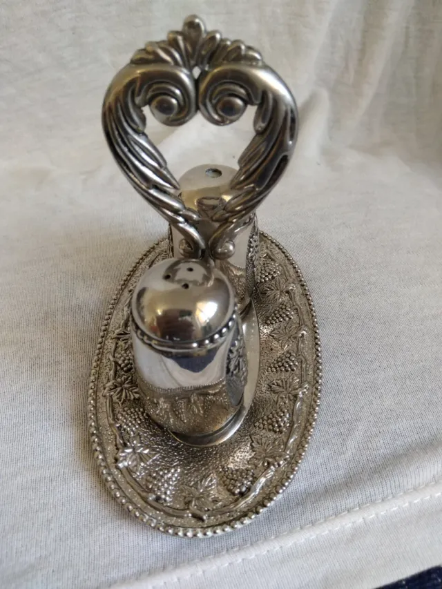 Saliera e pepiera con vassoio decorativo