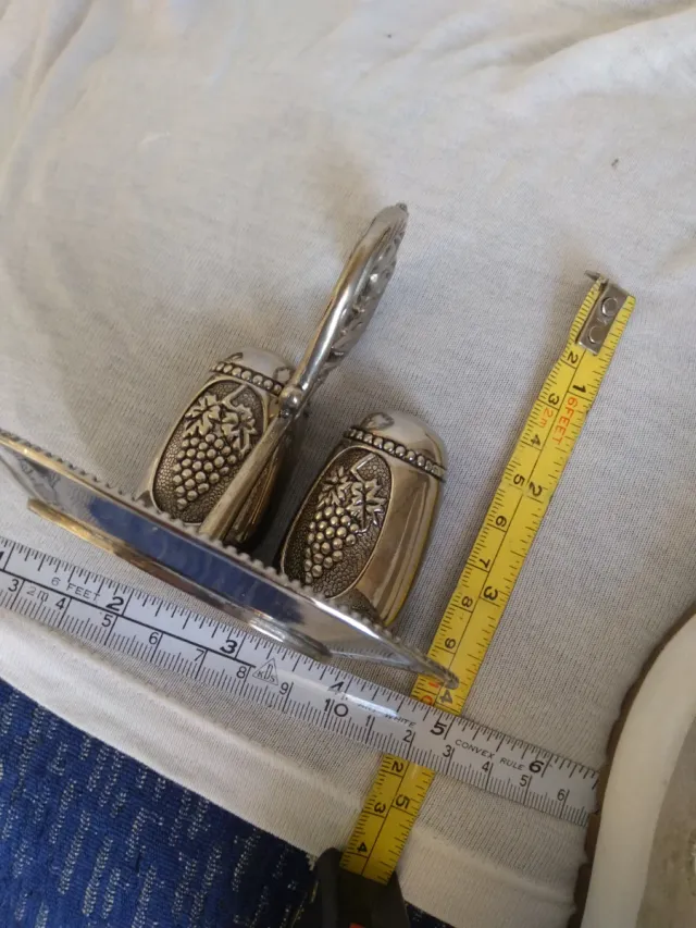 Saliera e pepiera con vassoio decorativo