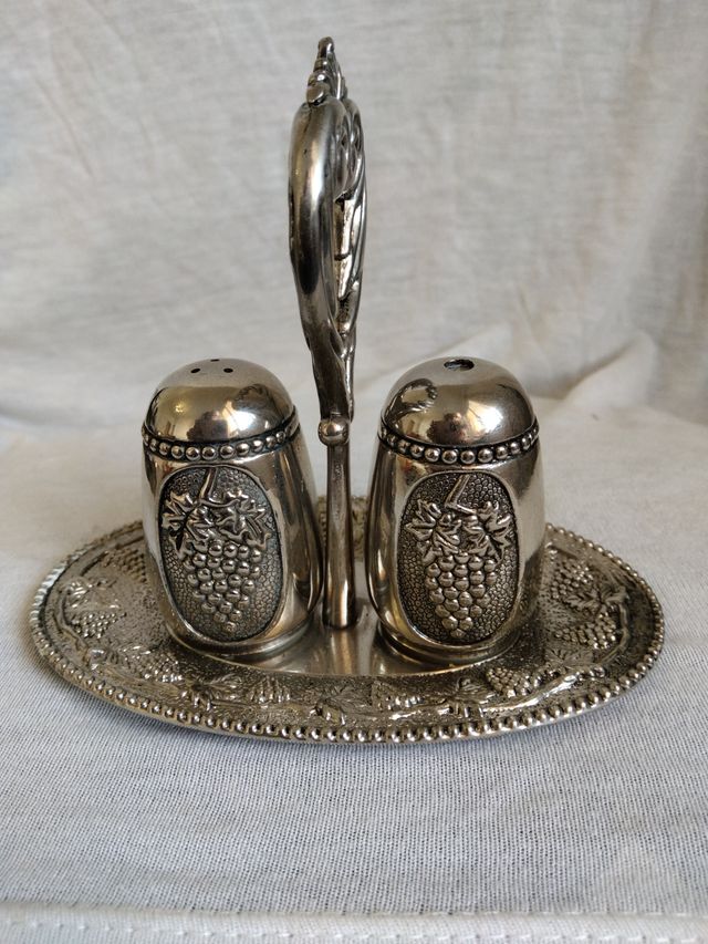 Saliera e pepiera con vassoio decorativo