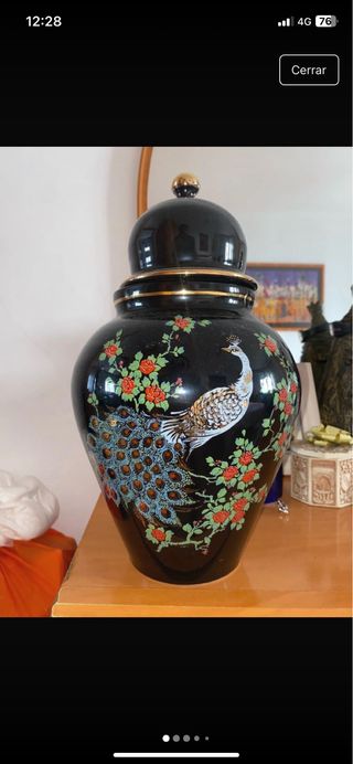 Jarrón de porcelana con pavo real