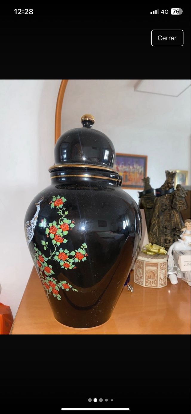 Jarrón de porcelana con pavo real