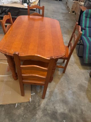 Mesa de comedor de madera