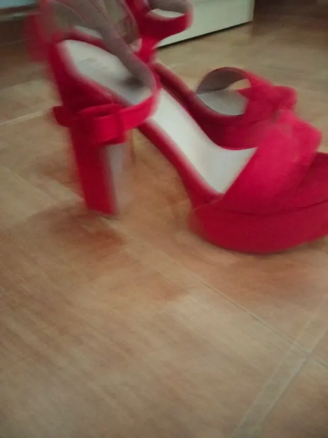 Zapatos de plataforma rojos sin estrenar
