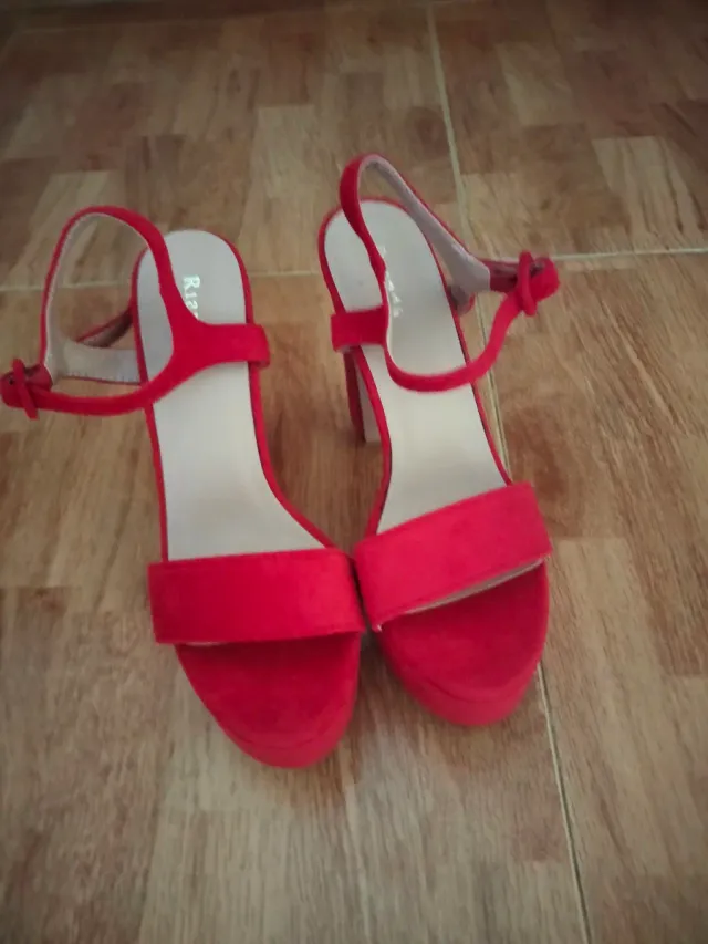 Zapatos de plataforma rojos sin estrenar