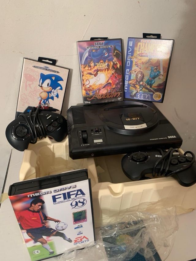 Sega Mega Drive con cuatro juegos!