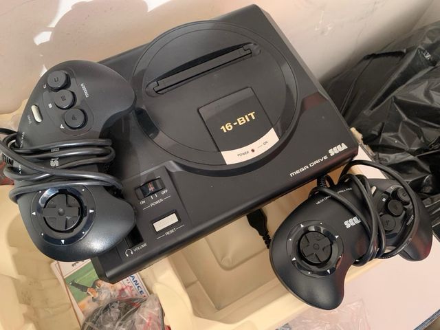 Sega Mega Drive con cuatro juegos!