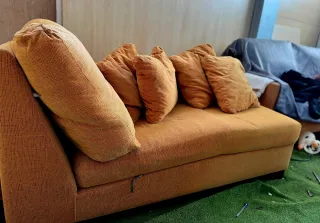 Sofá chaise lounge amarillo tela