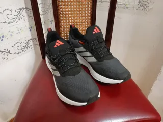 Zapatillas Adidas Negras y Grises sin plantilla
