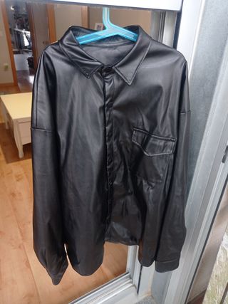 Chaqueta cuero sintético negra