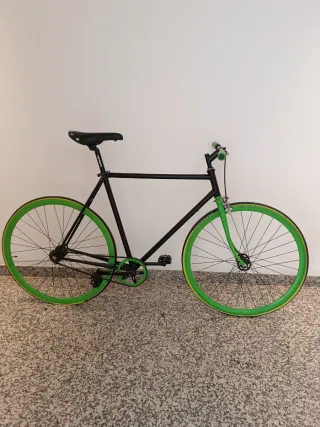 Bici Fixie Negra con Ruedas Verdes