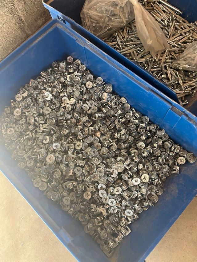 Tornillos y herrajes