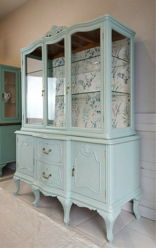 Vitrina antigua de madera y cristal