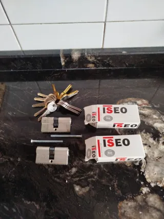 2 bombines ISEO, Amaestrados con la misma llave