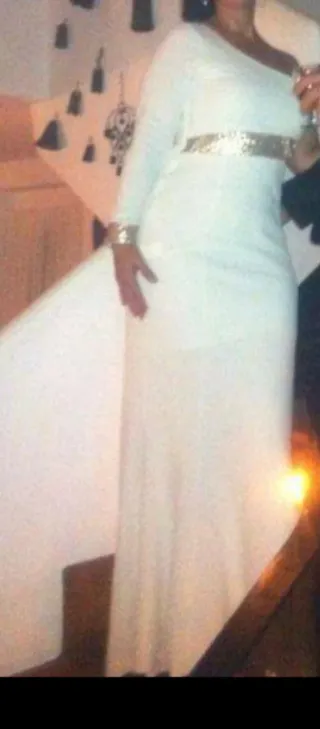 Vestido largo blanco con detalles dorados