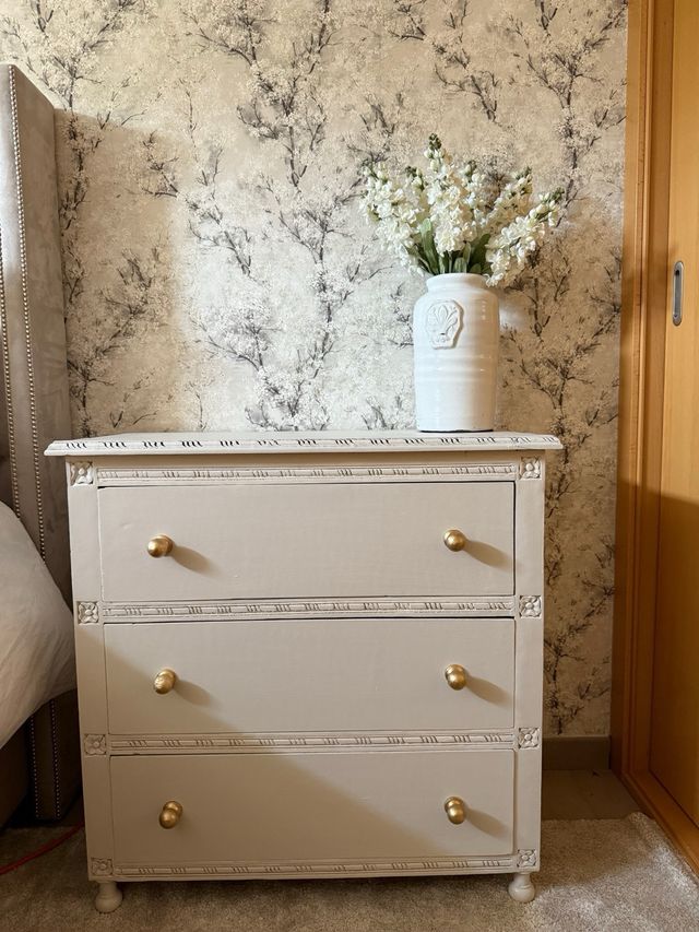 Cómoda beige de madera