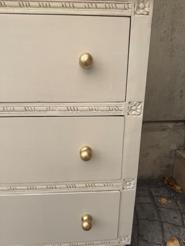 Cómoda beige de madera