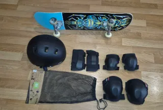 Monopatín con protecciones y casco