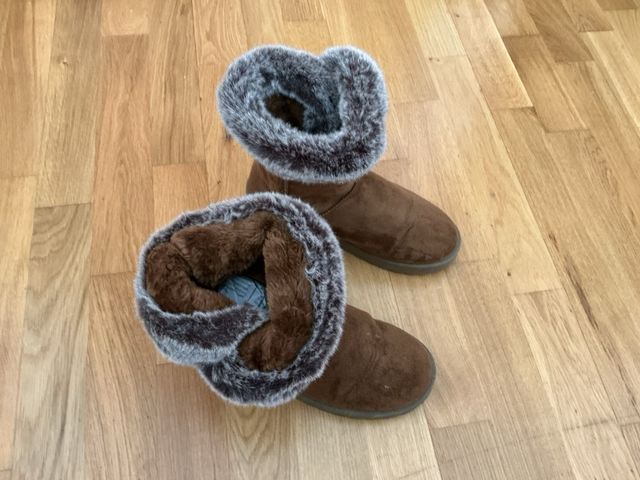 Botas marrones con pelo y lazo