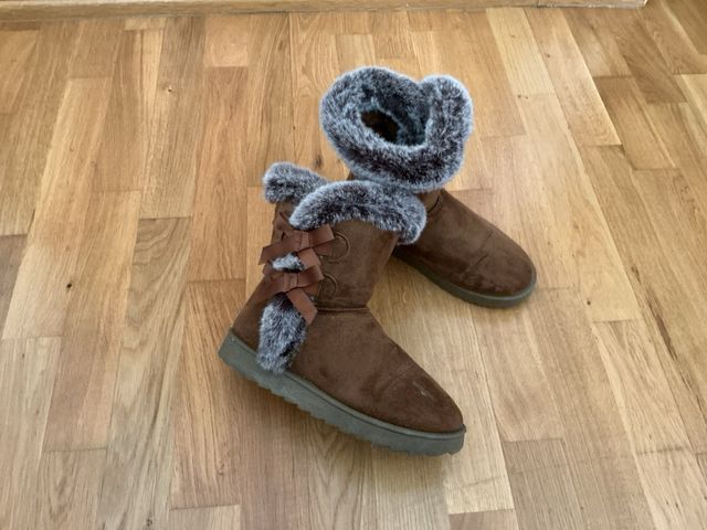 Botas marrones con pelo y lazo