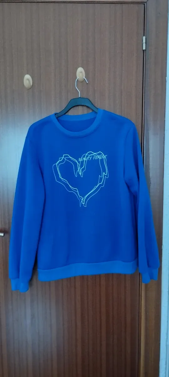Sudadera azul oscuro con corazón