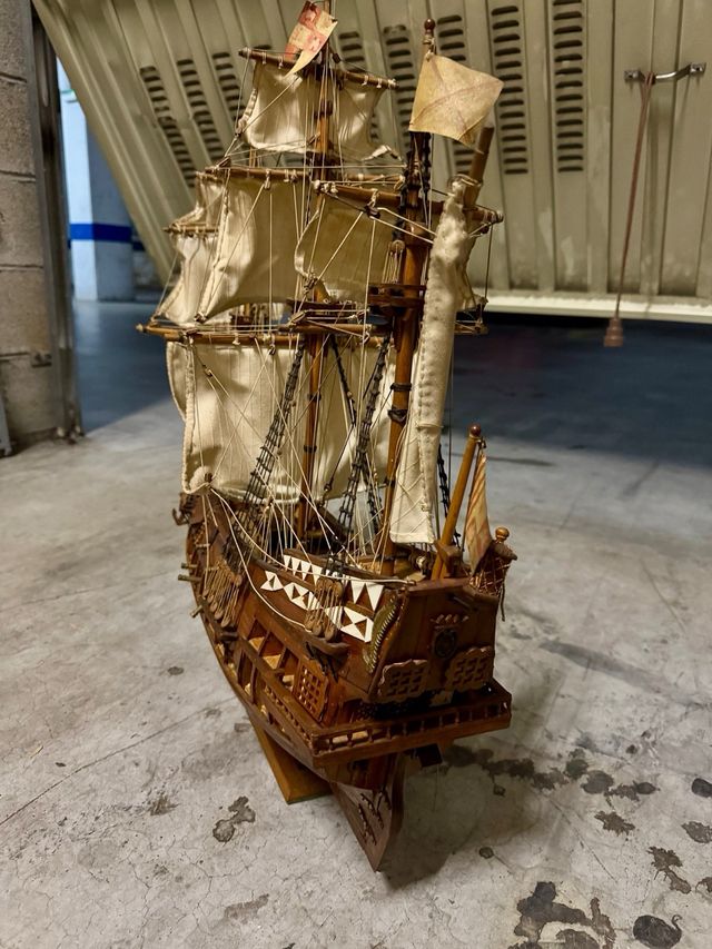 Barco a escala hecho a mano