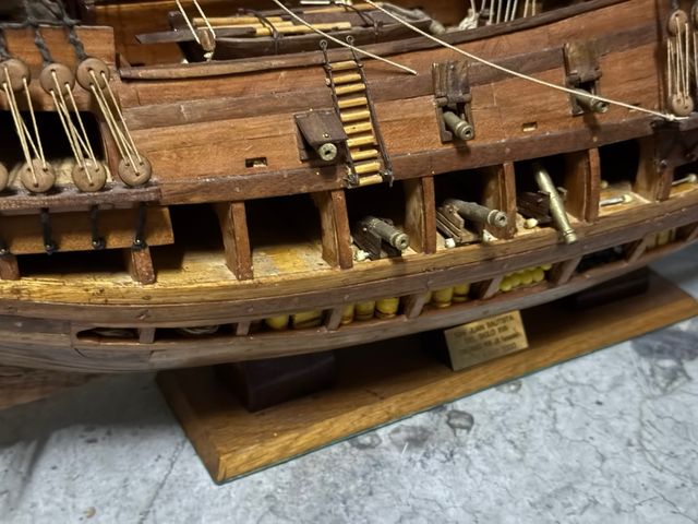 Barco a escala hecho a mano