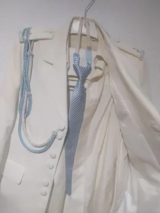 Traje blanco con corbata azul