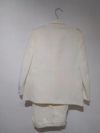 Traje blanco con corbata azul