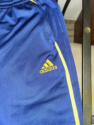 Pantalón de fútbol azul con detalles