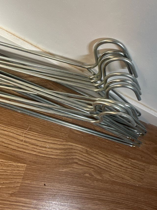 Perchas de hierro plateadas