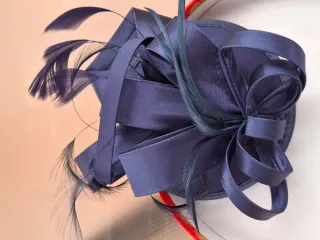 Tocado de fiesta con plumas