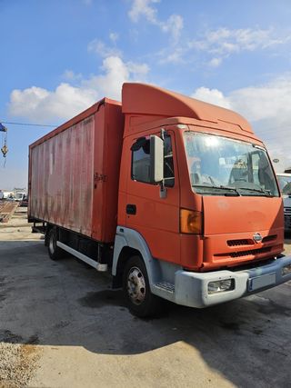 Camión Nissan C-3477