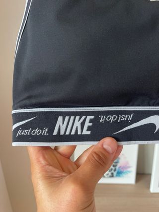 Top deportivo Nike negro talla S