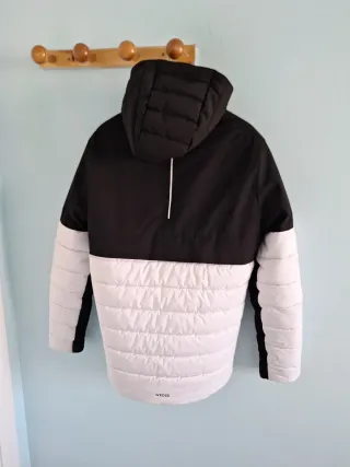 Chaqueta de esquí negra y blanca