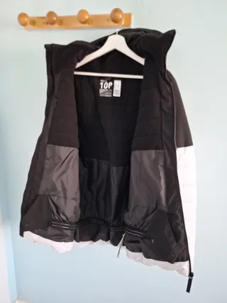 Chaqueta de esquí negra y blanca