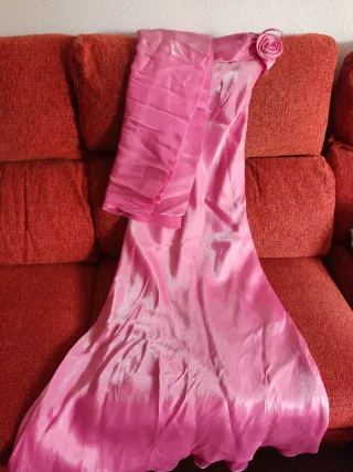 Vestido rosa elegante con flor