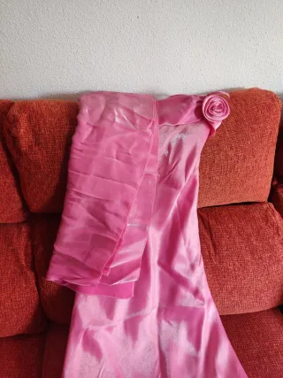 Vestido rosa elegante con flor