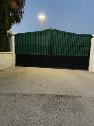 Puerta de hierro verde