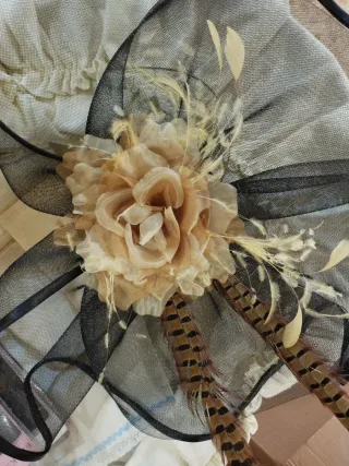 Tocado de ceremonia beige y negro
