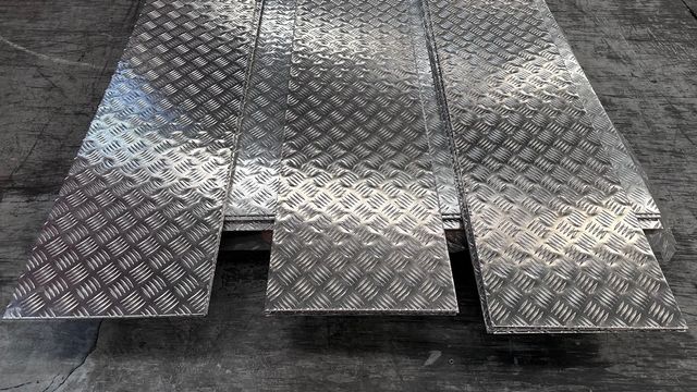 Chapa Damero Aluminio 2500x350 1 Ud disponible